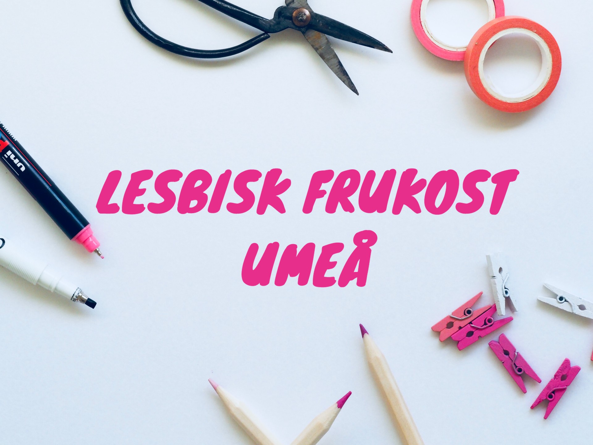 Lesbisk frukosts logga på ett bord med pyssel.