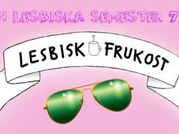 Syntolkning: En bild med texten Lesbisk Frukost 7/6 - DIN LESBISKA SEMESTER och med en fjäril, solglasögon och en sol.