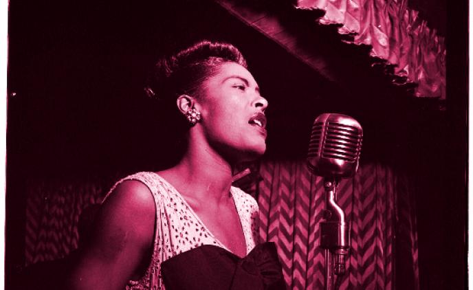 Billie Holiday står på scen och sjunger i en gammaldags mikrofon. Hon har på sig en vit klänning med en stor svart tygrosett på bröstet, och ett diamantörhänge i formen av en blomma i örat. Ovanför hennes huvud syns en veckad gardinkappa. 