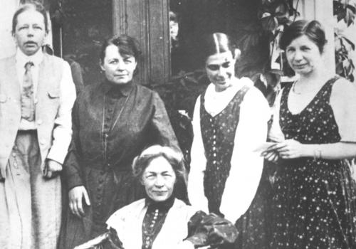 Foto på Elisabeth Tamm, Ada Nilsson, Kerstin Hesselgren, Honorine Hermelin och Elin Wägner framför Elisabeth Tamms hem Fogelstad. Tillsammans grundande de Fogelstadgruppen 1921