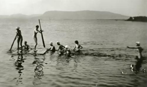 Åtta stycken deltagare från medborgarskolan badar nakna från en flotte